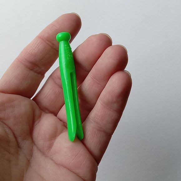 ๐ฏ 10 for $12 / Green Toy Clothespin Collectible Play Toy Tucket Toys - Picture 7 of 7